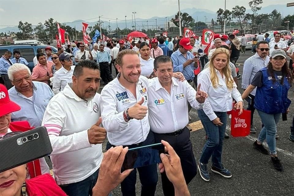 El candidato Santiago Taboada dialogó con grupos de taxistas.