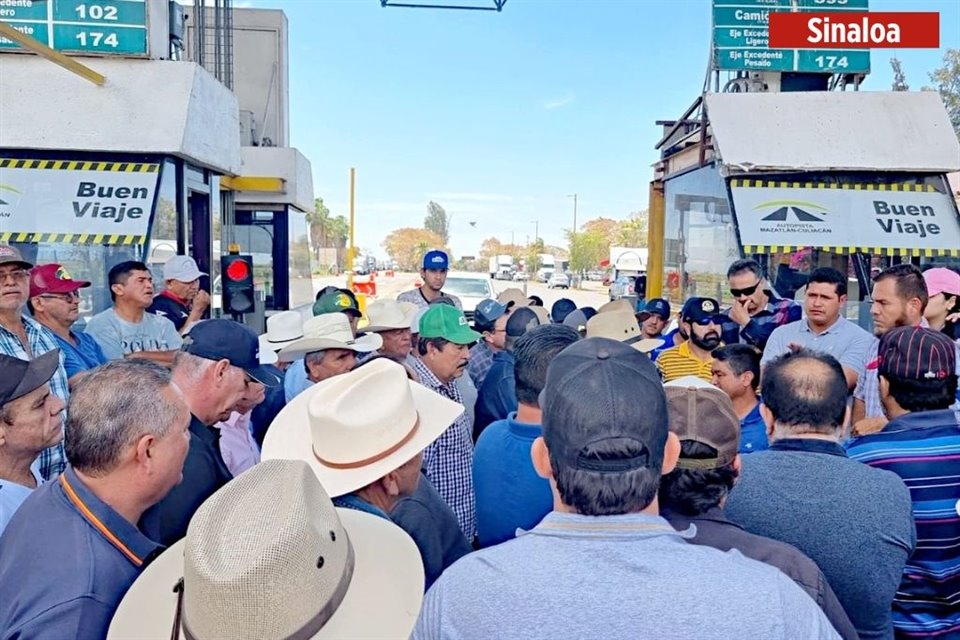  Productores de maíz llevaban tres días de bloqueo de la caseta Costa Rica en la carretera Mazatlán-Culiacán, en Sinaloa