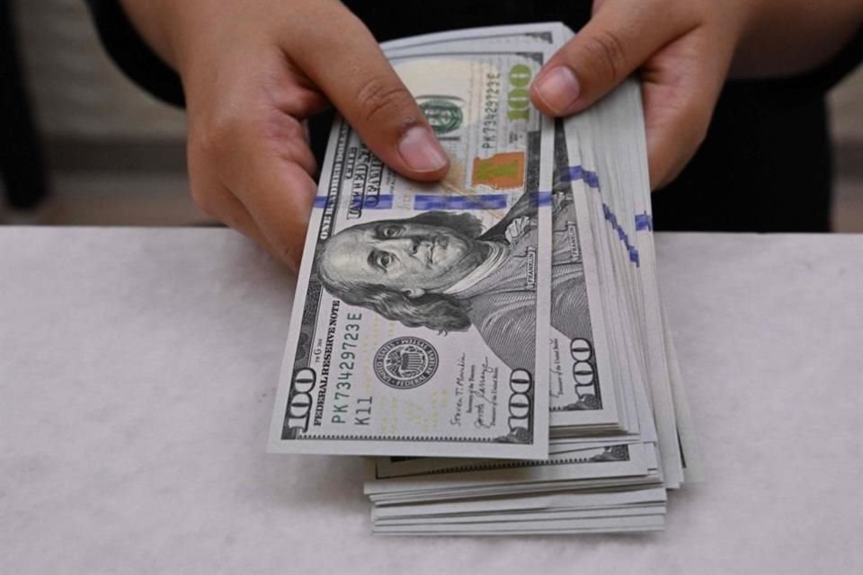 El dólar subió 4.11% y BMV cayó 6.01% luego de que conteo de las elecciones apuntó a que Morena tendrá mayoría calificada en el Congreso.