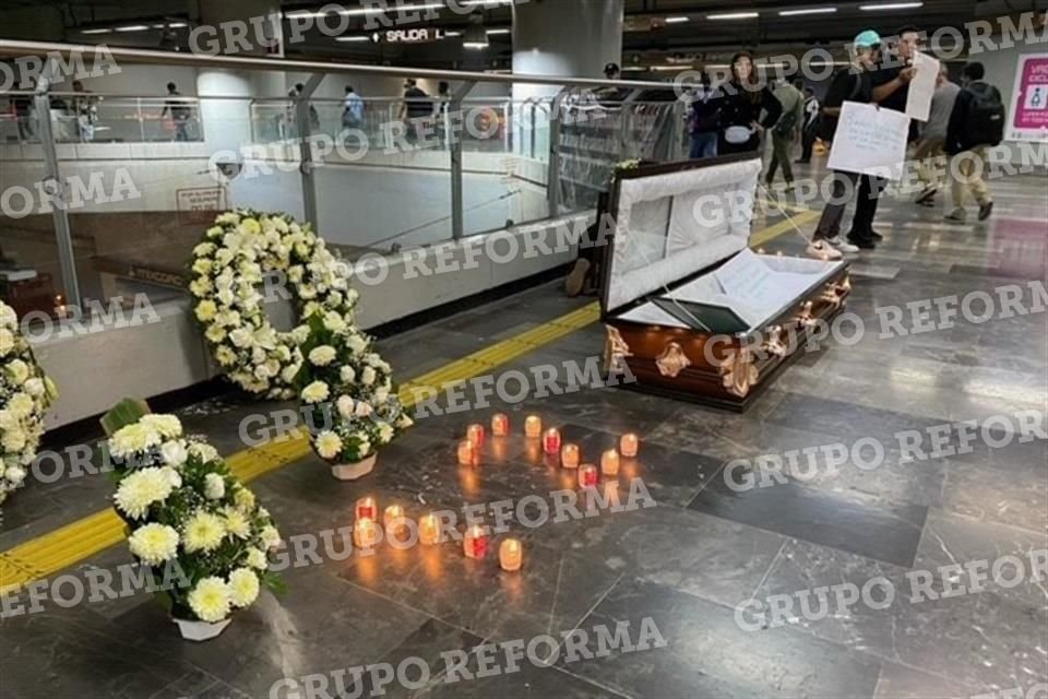 'Mira el ataúd en el espejo, el siguiente, el siguiente podrías ser tú', se lee en una cartulina en el ferétro.