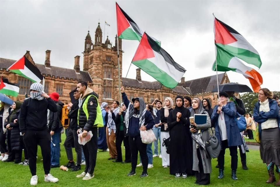 Miembros de la comunidad palestina australiana gritan consignas en el campamento en la Universidad de Sydney.