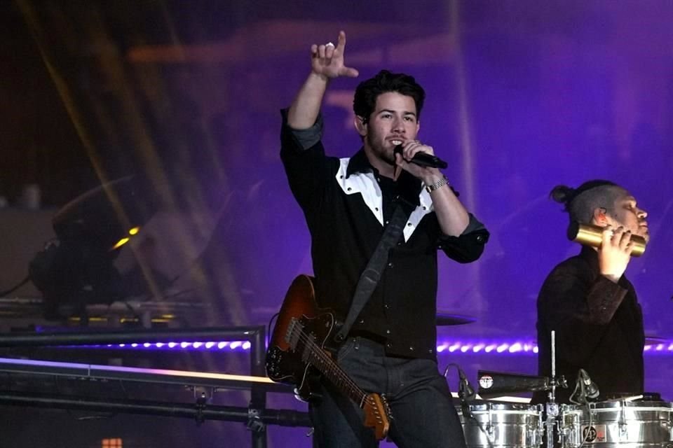 Nick Jonas aseguró que tiene influenza, imposibilitando sus presentaciones en el país.