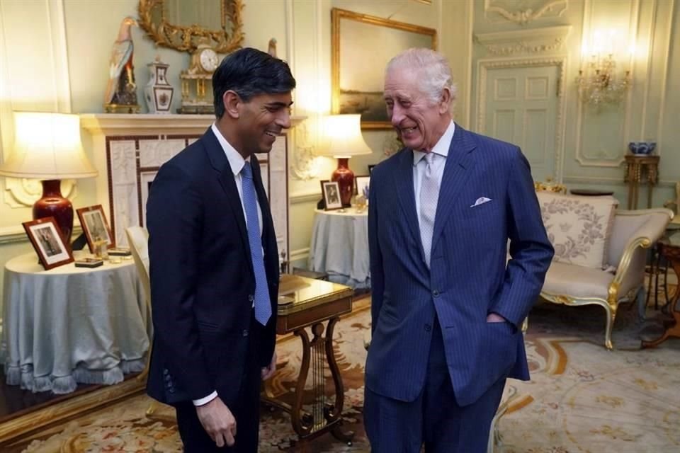 Carlos lll se reunió con primer ministro británico, Rishi Sunak.