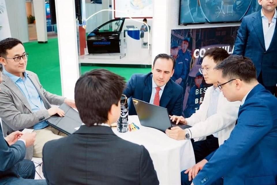 El gobernador de Coahuila, Manolo Jiménez, con inversionistas chinas durante su gira por el país asiático.