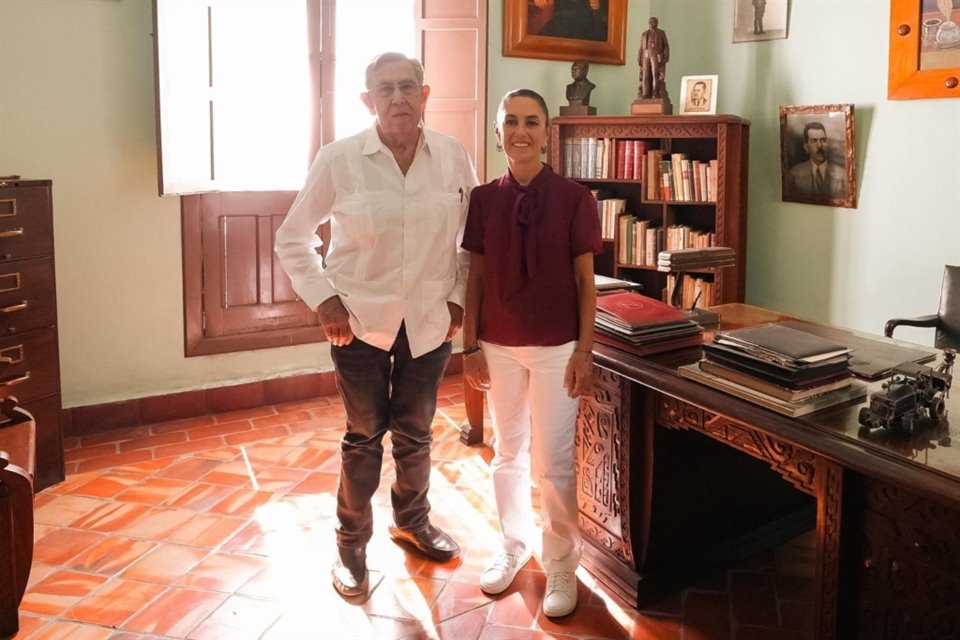 En Michoacán, Sheinbaum se reunió con Cuauhtémoc Cárdenas, y en mitin posterior dijo que el Ingeniero merece un gran reconocimiento.