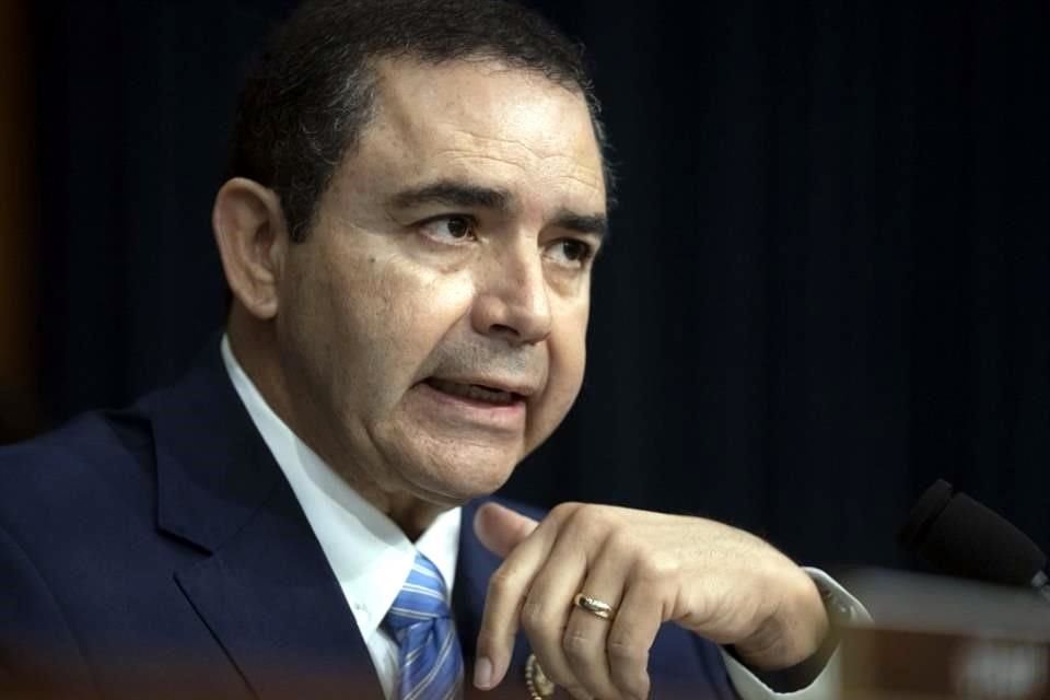 El congresista texano Henry Cuellar fue acusado de recibir sobornos por parte de banco mexicano a cambio de influir en políticas a su favor.