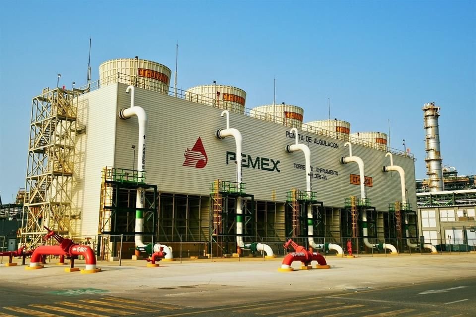 Pemex, una de las petroleras más endeudadas del mundo, produce en promedio 1.5 millón de barriles por día de crudo sin contabilizar condensados.