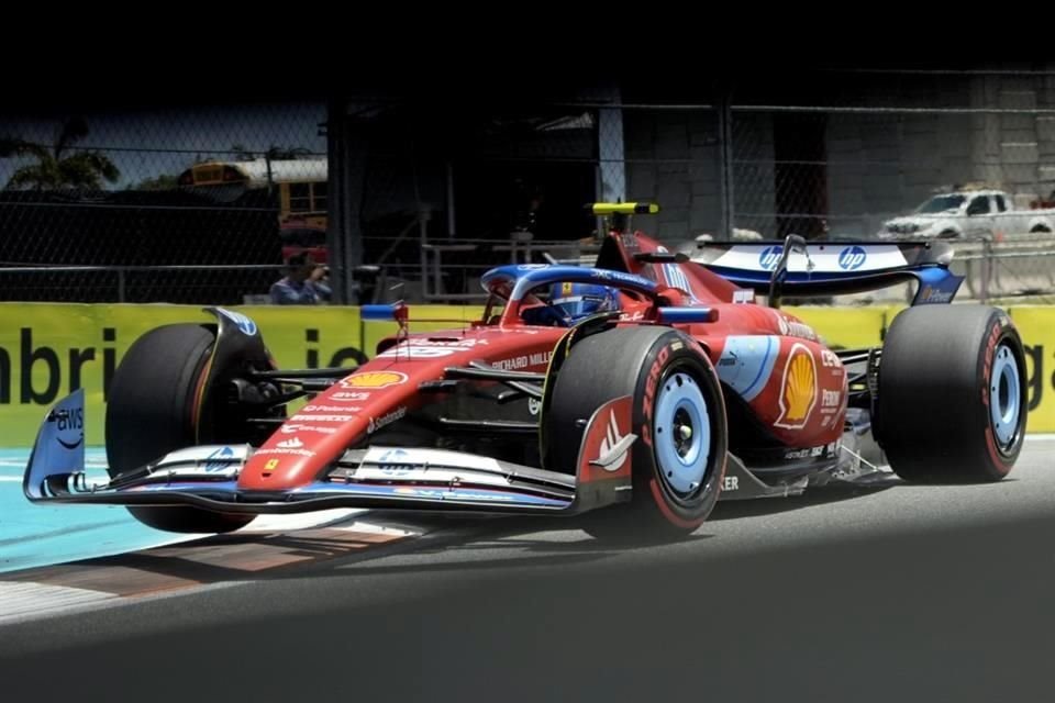 Ferrari presume su azul en la pista de Miami.