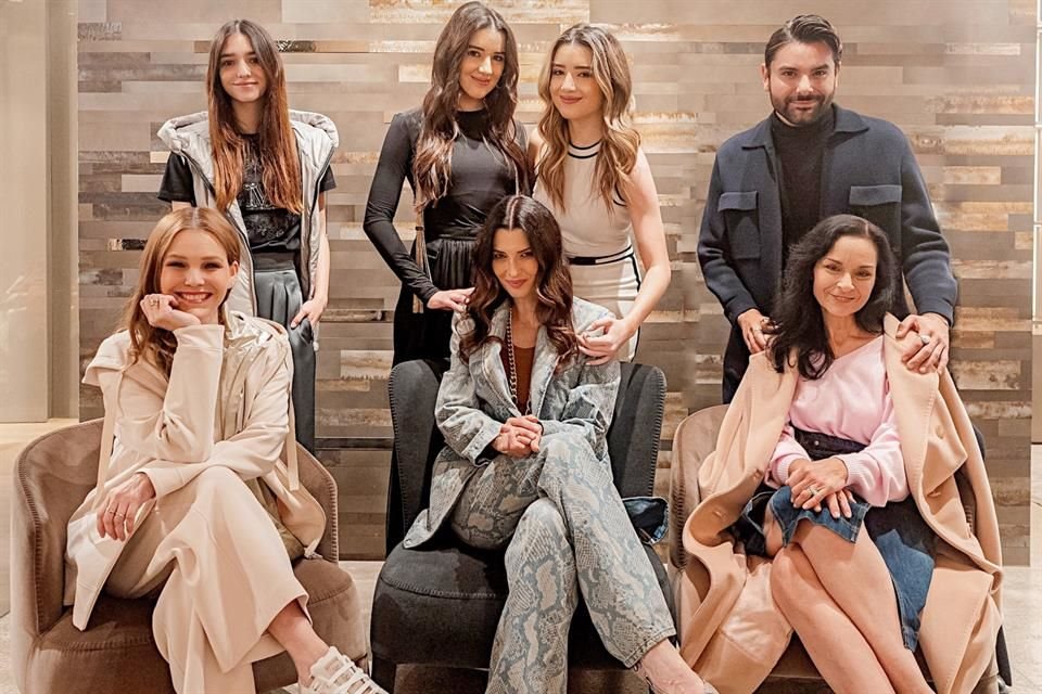 MaxMara celebra el Día de la Madre con figuras de moda y espectáculo, destacando elegancia italiana en emotiva reunión de agradecimiento.