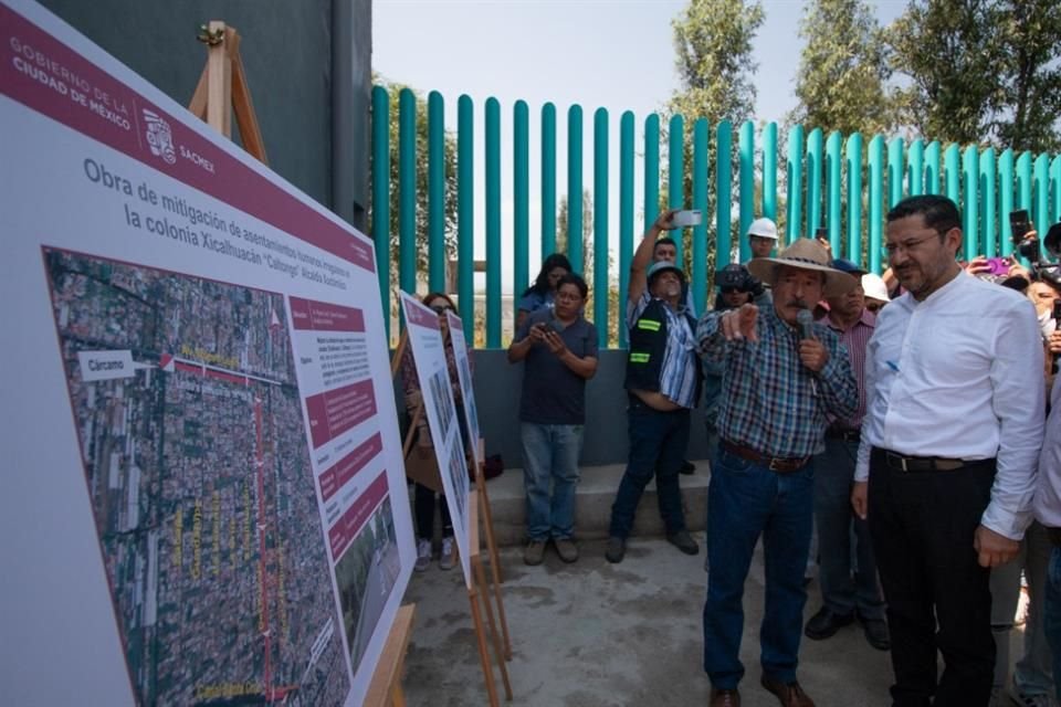 Batres visitó la construcción de un ducto para desalojar las aguas negras de las viviendas edificadas para 37 mil familias que habitan en las colonias Xicalhuacan y Tetitla.