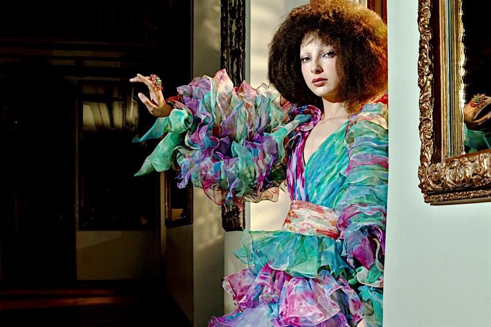 El diseñador Carlos Pineda fue elegido por E! Entertainment para crear una pieza inspirada en la temática de la Met Gala.