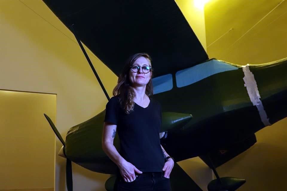 La artista Adela Goldbard posa frente a un avión de cartonería instalado en el Centro de la Imagen que dará la bienvenida a su exposición.