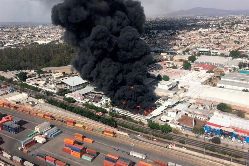 El fuego invadió una fábrica de aceites y lubricantes automotrices en la zona Industrial, en los límites de Guadalajara y Tlaquepaque.