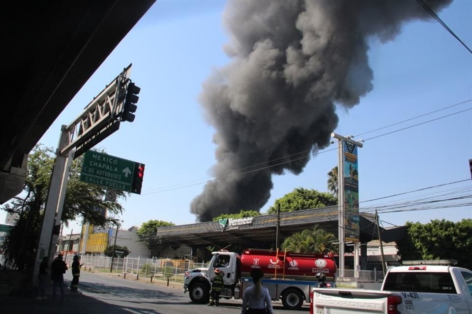 El fuego invadió una fábrica de aceites y lubricantes automotrices en la zona Industrial, en los límites de Guadalajara y Tlaquepaque.