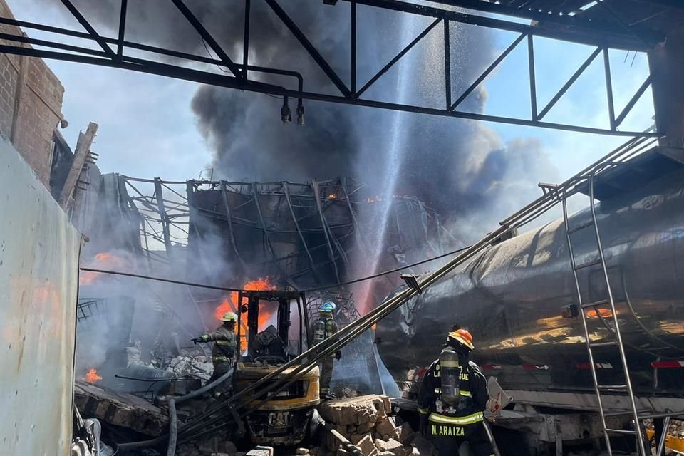 El fuego invadió una fábrica de aceites y lubricantes automotrices en la zona Industrial, en los límites de Guadalajara y Tlaquepaque. La columna de humo despide gotas de aceite.
