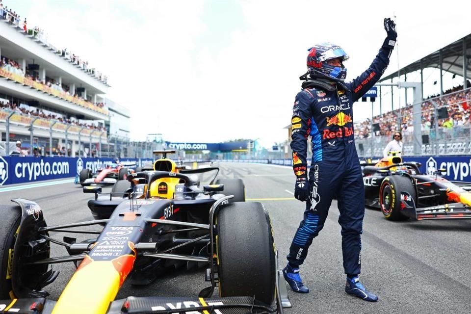 Max Verstappen celebra con la afición el triunfo de la Sprint.