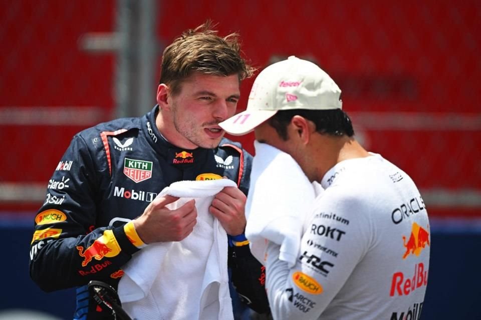 Los pilotos de Red Bull intercambiaron comentarios al final de la carrera corta.