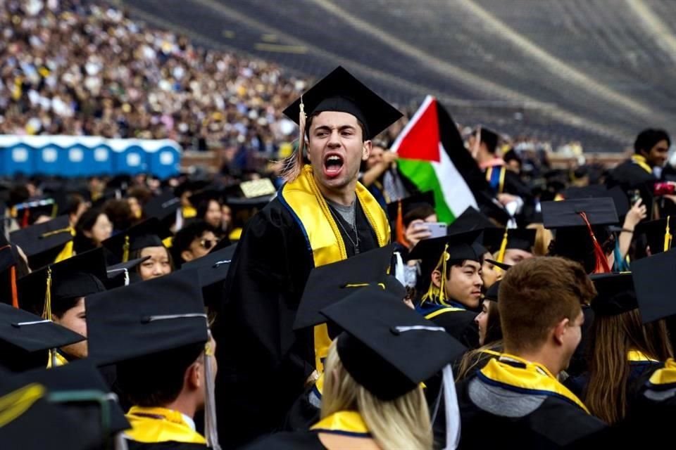 Un estudiante reacciona con ira en respuesta al inicio de una protesta propalestina durante la ceremonia de graduación.