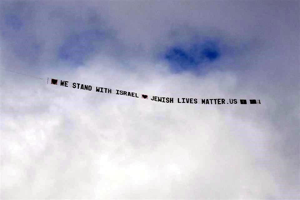 En lo alto, un avión con el mensaje: 'Estamos con Israel. Las vidas judías importan'.