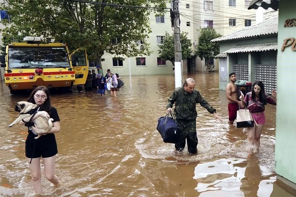 Los desbordes de los cauces de agua y deslizamientos de tierra mantienen interrumpidas numerosas carreteras en el estado Rio Grande do Sul y afectan a casi 320 localidades.