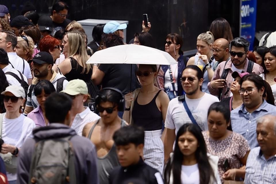 En el Observatorio de Tacubaya, este sábado se alcanzaron 33 grados centígrados, con los que se superaron los 32.1 que se habían registrado el 4 de mayo de 2002.