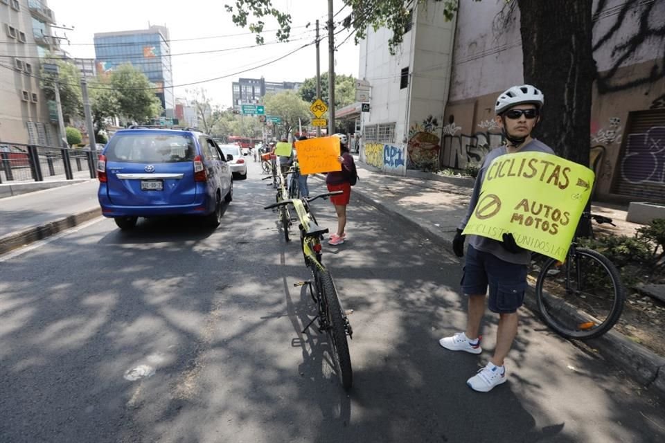 Los manifestantes urgieron a que se implemente señalización en el ciclocarril para seguridad de los usuarios.