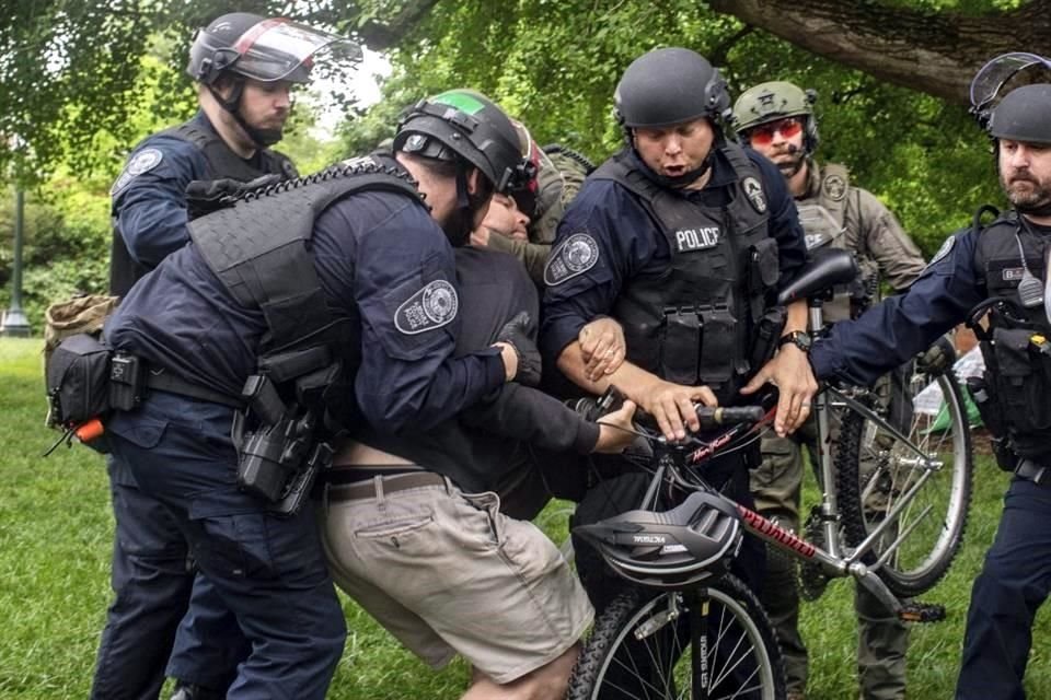 La Policía arrestó al menos a 25 manifestantes propalestinos en la Universidad de Virginia cuando fueron a desalojar un campamento.