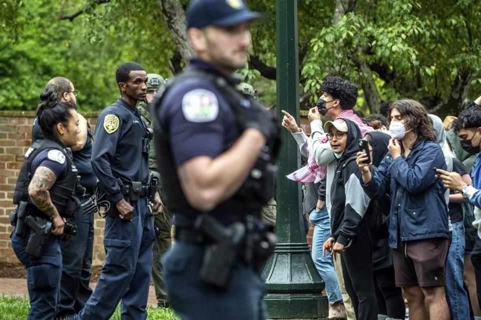 La policía y los manifestantes propalestinos se encuentran uno frente al otro en los terrenos de la Universidad de Virginia.