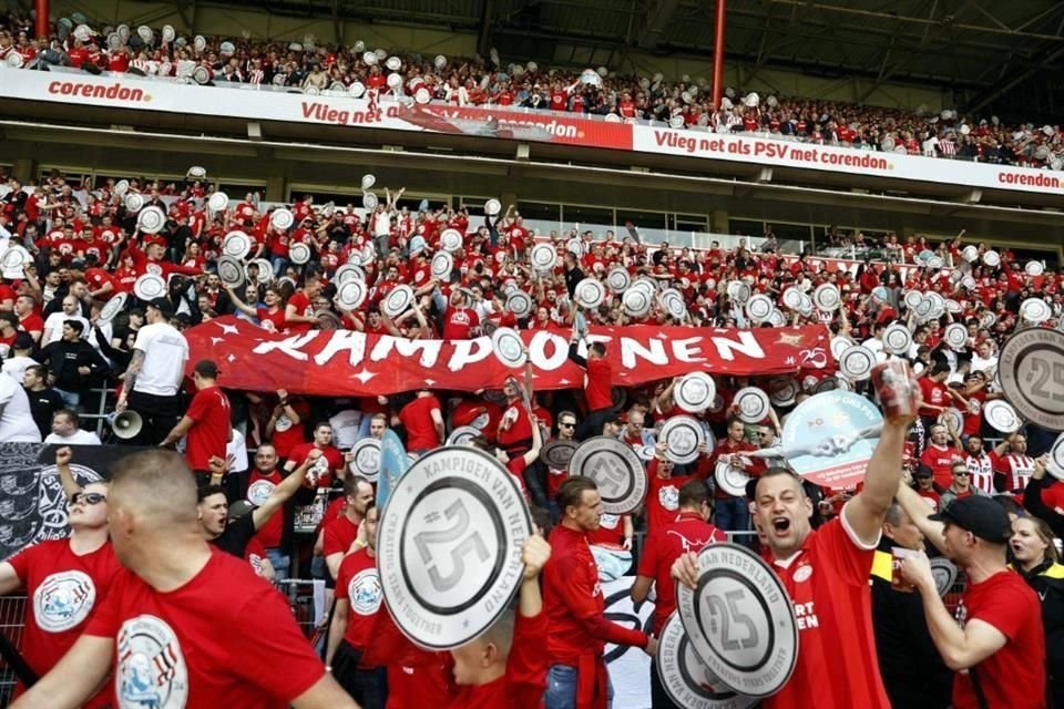 La afición del PSV feliz celebrando la obtención del título número 25 en la Eredivisie.