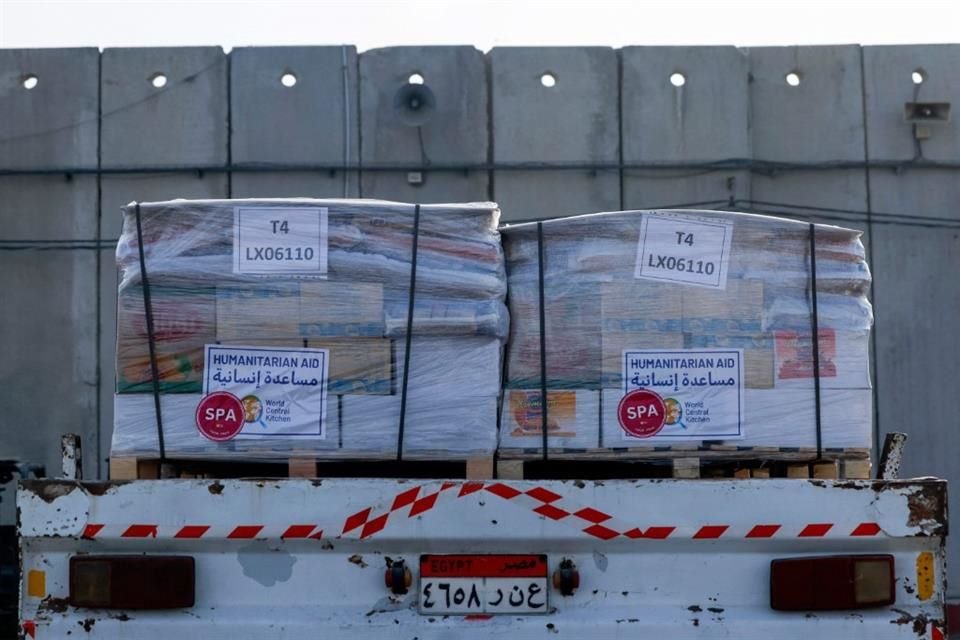 Cajas de ayuda humanitaria en el cruce de Kerem Shalom el 1 de mayo de 2024.