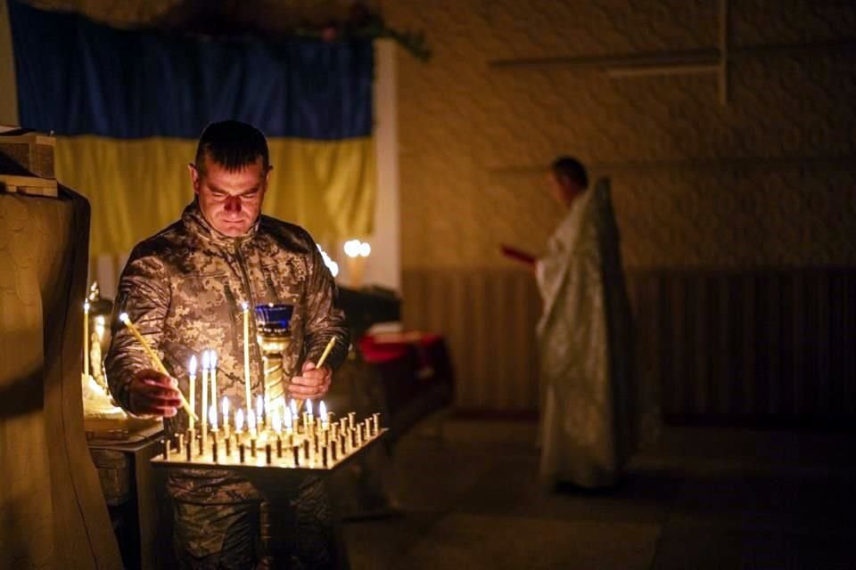 Un militar ucraniano enciende velas durante una ceremonia de la Pascua ortodoxa cristiana, en la región de Donetsk, Ucrania, el 4 de mayo de 2024.