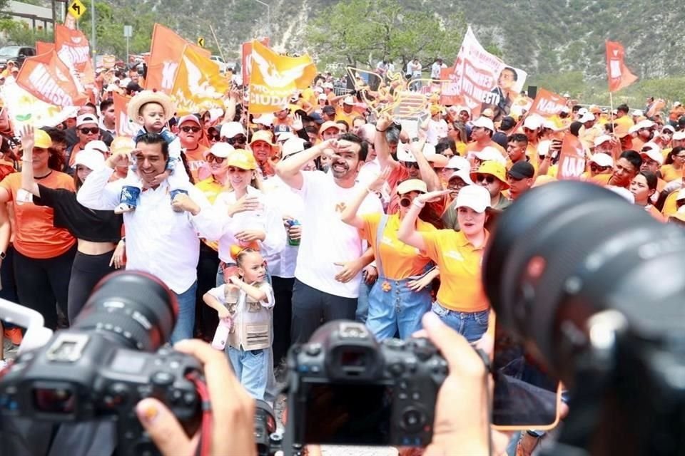 Máynez encabezó un encuentro entre simpatizantes de Movimiento Ciudadano en Santa Catarina.