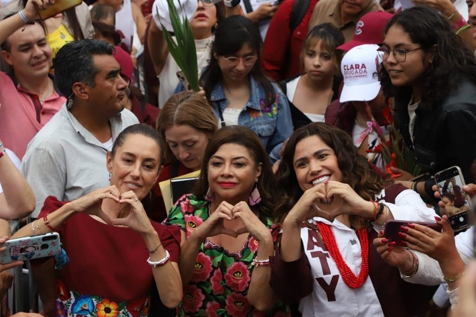 Claudia Sheinbaum, candidata a la Presidencia, Clara Brugada, aspirante a Jefa de Gobierno de la Ciudad de México, y Caty Monreal, candidata a la Alcaldía de la Cuauhtémoc.