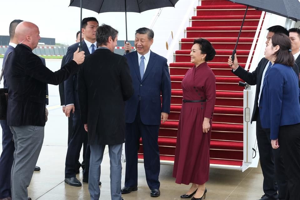 El Presidente chino, Xi Jinping, llega a París para una visita de Estado.