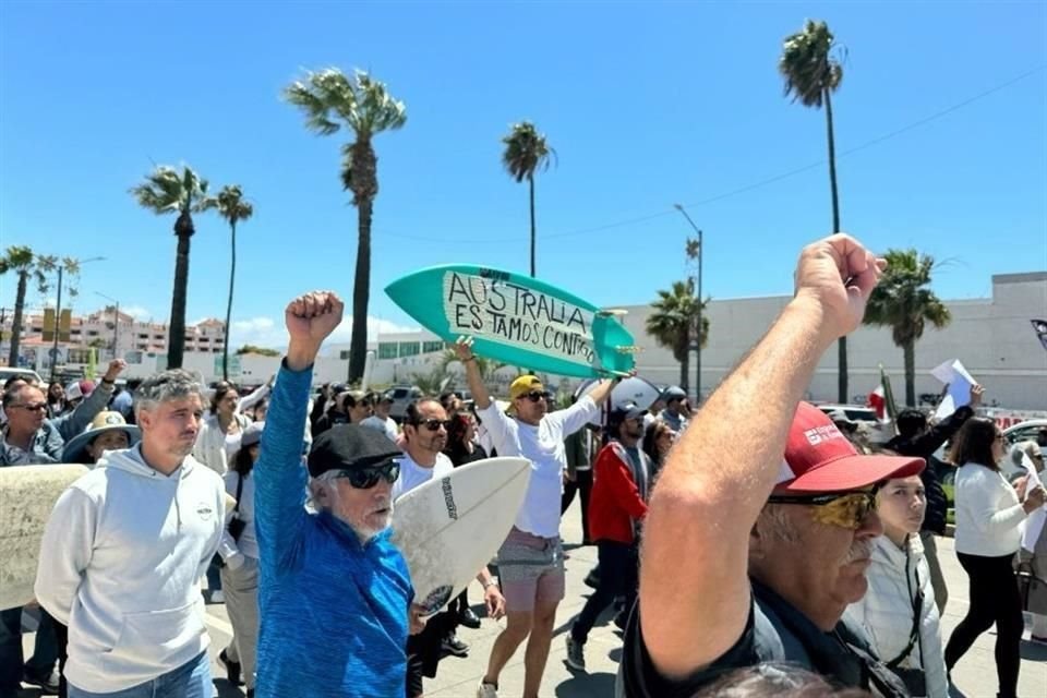 Cientos de personas protestaron sobre el Bulevar Costero de Ensenada, BC, tras el crimen de tres turistas extranjeros.