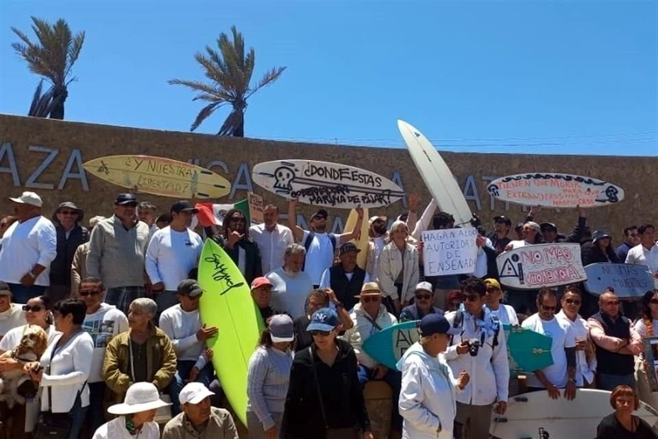 Los manifestantes plasmaron mensajes en tablas de surf, luego que los extranjeros asesinados en Ensenada, BC, eran aficionados a esta actividad.