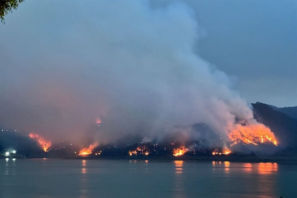 Residentes de Valle de Bravo, Edomex, urgieron a autoridades a sofocar incendios que en transcurso del domingo avanzaron alrededor del lago.