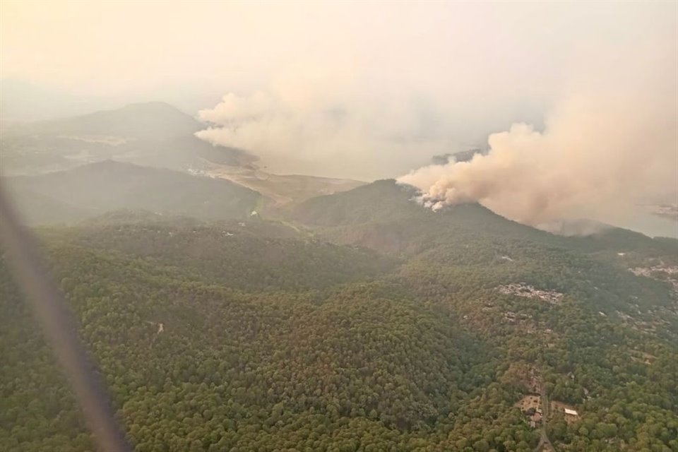 Residentes de Valle de Bravo, Edomex, urgieron a autoridades a sofocar incendios que en transcurso del domingo avanzaron alrededor del lago.