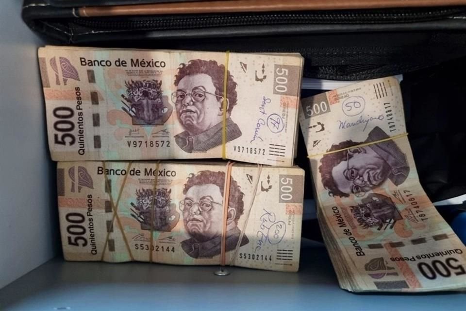 Fajos de billetes guardados en un cajón del escritorio del director de la Profeco, de acuerdo con su ex asistente personal.