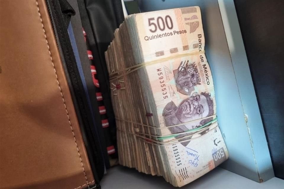 Fajos de billetes guardados en un cajón del escritorio del director de la Profeco, de acuerdo con su ex asistente personal.