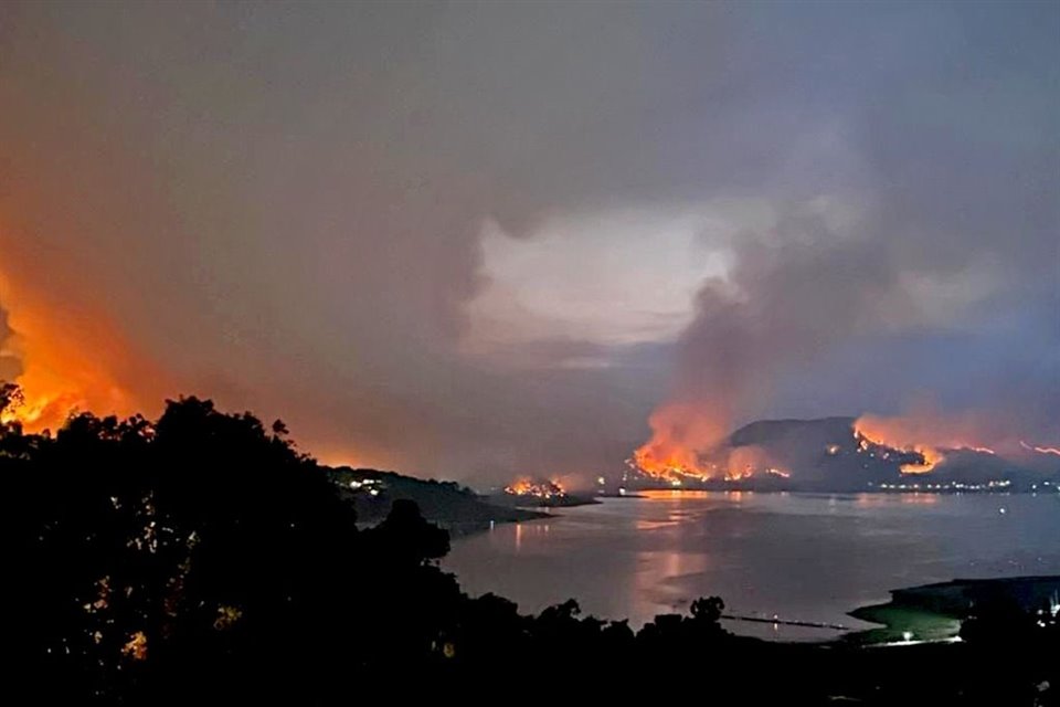 Residentes de Valle de Bravo, Edomex, urgieron a autoridades a sofocar incendios que en transcurso del domingo avanzaron alrededor del lago.