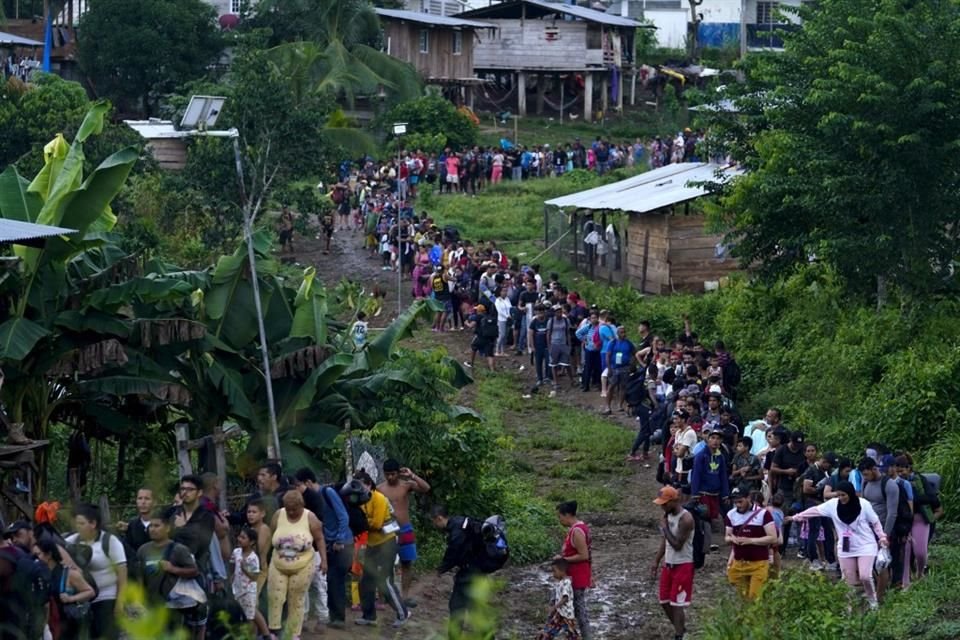 Migrantes hacen fila para tomar un barco en la provincia del Darién, en Panamá, el 5 de octubre del 2023.