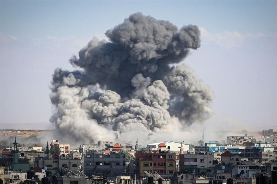 Una columna de humo se registra en Rafah después de un bombardeo de Israel.