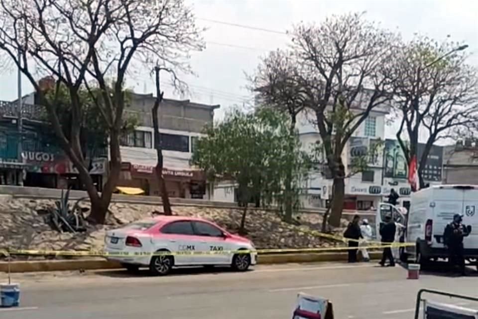 Al interior de un taxi, que permanecía abandonado, se encontró el cuerpo de un hombre.