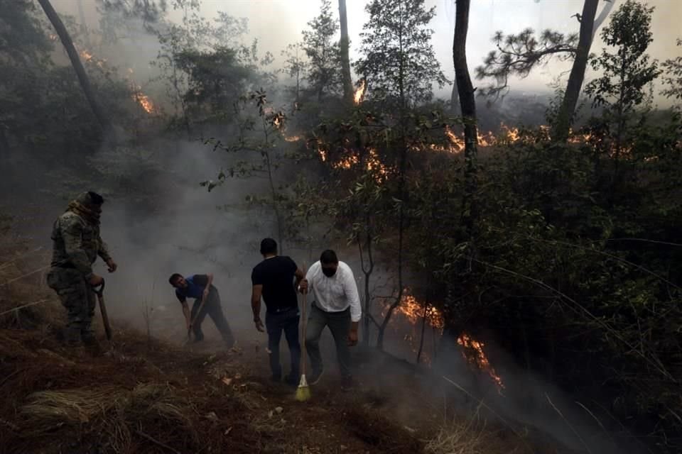 En el segundo día de incendios en Valle de Bravo, la zona de La Deportiva en Monte Alto se vio envuelta en  llamas.