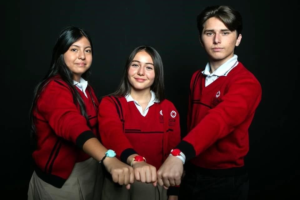 Adriana Valeria Robles González, Ivanna Zoé Navarro Vargas y Adrián Reyes Ríos.