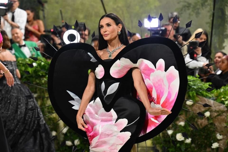 Demi Moore volvió después de cinco años a la Met Gala con un vestido estructural del diseñador Harris Reed.