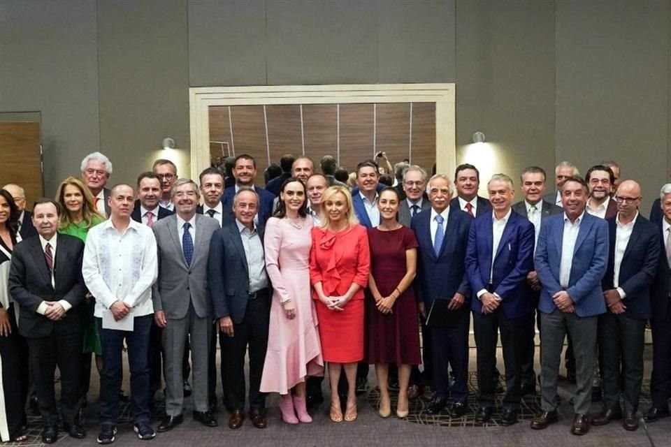 Sheinbaum se reunió con integrantes del Consejo Mexicano de Negocios, como Rolando Vega, presidente del organismo; y empresarios como Emilio Azcárraga, Alejandro Ramírez, Eduardo Tricio y Claudio X. González Laporte.