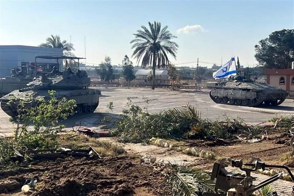 Tanques israelíes tomaron el control del cruce fronterizo de Rafah en Gaza, cerrando una ruta vital de ayuda al enclave palestino.