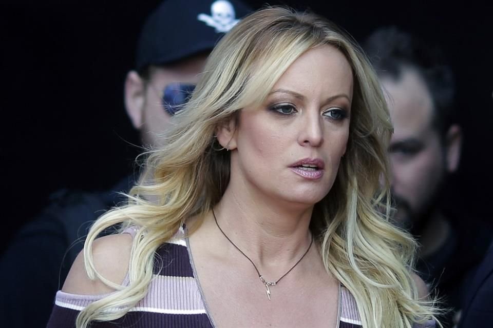 Stormy Daniels acudió a testificar en juicio contra Trump en NY.